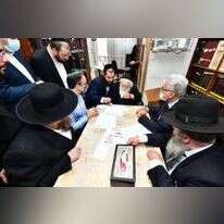 פרויקטור הקורונה פרופ' זרקא בבית הרב קנייסקי. | שוקי לרר