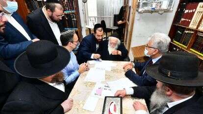 פרויקטור הקורונה פרופ' זרקא בבית הרב קנייסקי. | שוקי לרר