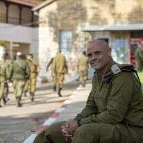 "לפעמים מספיק שנרים טלפון ונשאל מה שלומכם".
תא"ל לויוס. | גיל אליהו, ג'יני