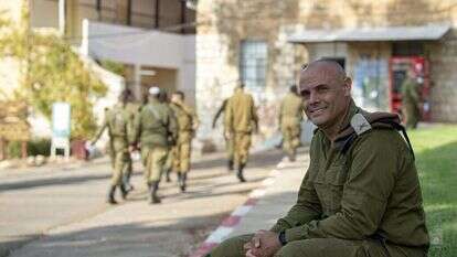 "לפעמים מספיק שנרים טלפון ונשאל מה שלומכם".
תא"ל לויוס. | גיל אליהו, ג'יני