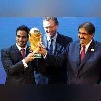 אמיר קטאר (מימין) בעת ההכרזה על אירוח המונדיאל. | AP