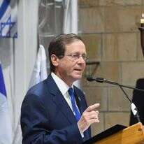 הנשיא יצחק הרצוג במערת המכפלה. | קובי גדעון, לע"מ