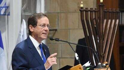 הנשיא יצחק הרצוג במערת המכפלה. | קובי גדעון, לע"מ