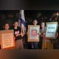 תושבי בנימין מפגינים נגד טרור האבנים מול שר הביטחון, היום