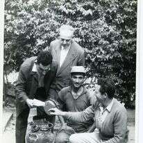 דוד שטרן מעיין באחד ממסמכי ארכיון הכד. | פוטו גיל-או