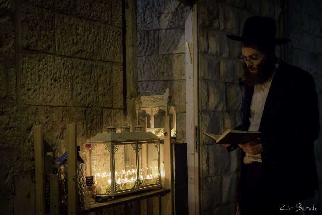 סיורי חנוכיות ברובע היהודי. | זיו ברק