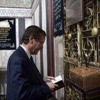 הנשיא הרצוג במערת המכפלה, אתמול. | קובי גדעון, לע"מ