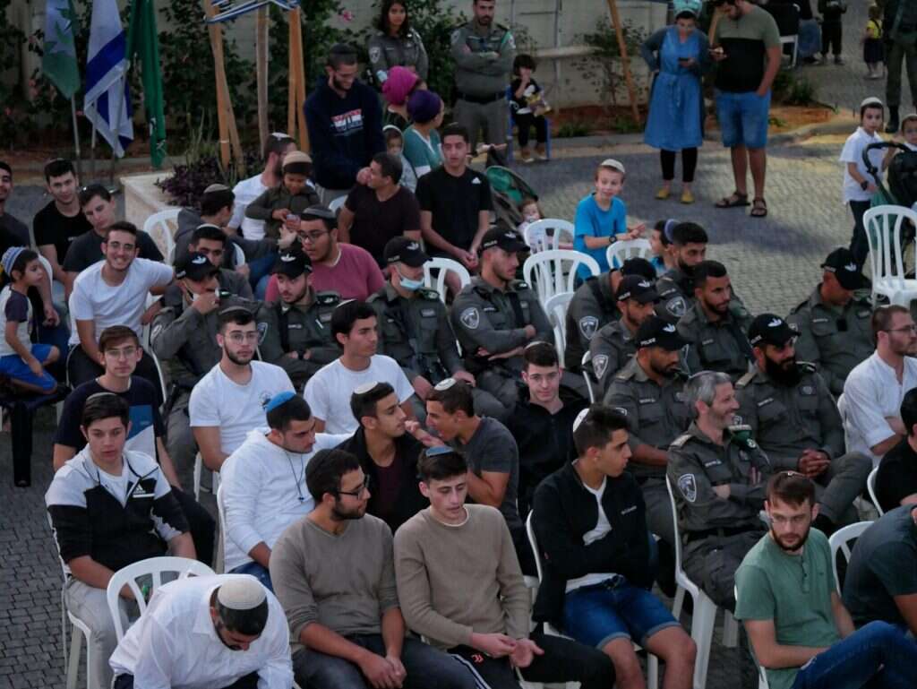 לוחמי מג"ב בדלקת נרות עם מכינת מעוז בלוד