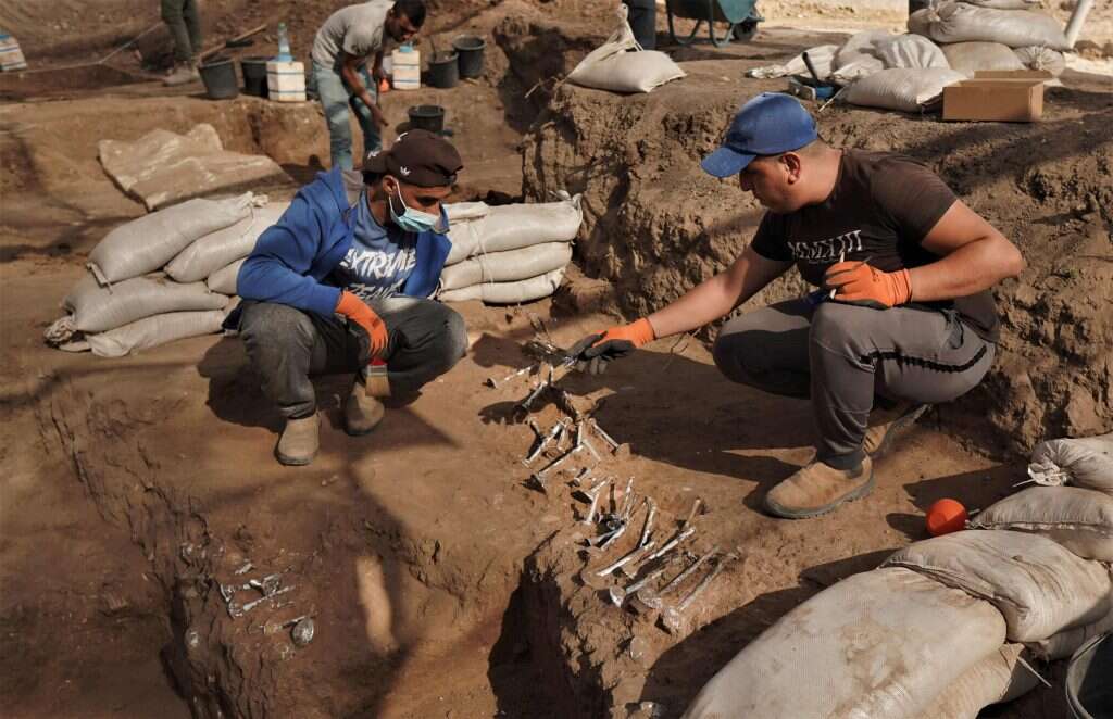 הבקבקונים כפי שנמצאו מעל לקבר. | אמיל אלג'ם רשות העתיקות
