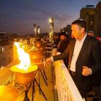 שר הדתות מתן כהנא בהדלקת נר שני בכותל. | דוברות שר הדתות