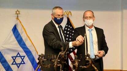 שגריר ישראל בוושינגטון מיכאל (מייק) הרצוג בהדלקת הנרות בשגרירות. | שגרירות ישראל בוושינגטון, שמוליק עלמני