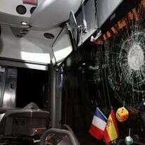 שמשת אוטובוס מנופצת אחרי פיגוע אבנים (למצולם אין קשר לכתבה). | יעקב אפללו/TPS שמשת אוטובוס מנופצת אחרי פיגוע אבנים (למצולם אין קשר לכתבה). | יעקב אפללו/TPS