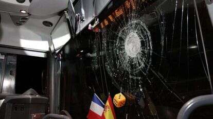 שמשת אוטובוס מנופצת אחרי פיגוע אבנים (למצולם אין קשר לכתבה). | יעקב אפללו/TPS