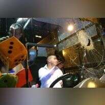 שמשת אוטובוס מנופצת אחרי פיגוע אבנים (למצולם אין קשר לכתבה). אילוסטרציה. | יעקב אפללו/TPS