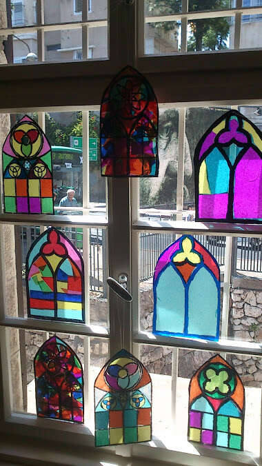 חלונות מוארים. | יחצ