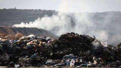 שריפת פסולת בסמיכות לכפר רמון. | הדס פרוש, פלאש 90