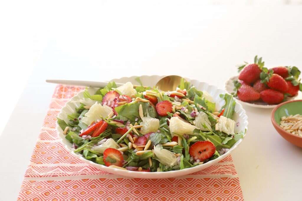 סלט פומלה ותותים. | אפרת ליכטנשטט סלט פומלה ותותים. | אפרת ליכטנשטט