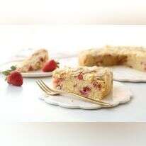 עוגת שקדים ותותים. | אפרת ליכטנשטט