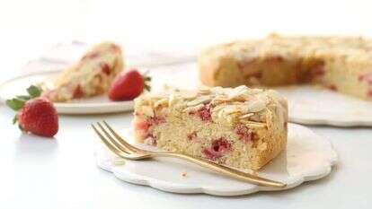 עוגת שקדים ותותים. | אפרת ליכטנשטט עוגת שקדים ותותים. | אפרת ליכטנשטט