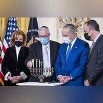 הדלקת נרות בבית הלבן שלשום, בהשתתפות הסנאטור שומר, בעלה של סגנית הנשיא דאגלס אמהוף, ובכירים בקהילה היהודית. | EPA