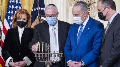 הדלקת נרות בבית הלבן שלשום, בהשתתפות הסנאטור שומר, בעלה של סגנית הנשיא דאגלס אמהוף, ובכירים בקהילה היהודית. | EPA