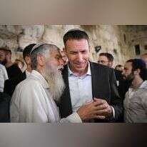 השר מתן כהנא בהדלקת נרות בכותל המערבי. | אריה לייב אברמס/פלאש90