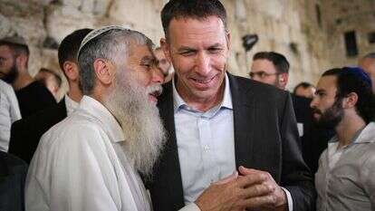 השר מתן כהנא בהדלקת נרות בכותל המערבי. | אריה לייב אברמס/פלאש90