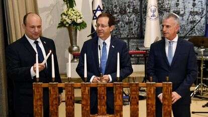 ראש המוסד דוד ברנע עם הנשיא הרצוג וראש הממשלה בנט בטקס בבית הנשיא. | חיים צח/לע"מ