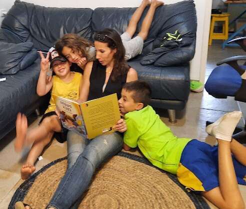 הכנסנו איור אחד שמראה את האמא מחזיקה את הילד, עוטפת אותו כדי לא להתפרק בעצמה". שני עם הספר והילדים. | באדיבות המצולמת