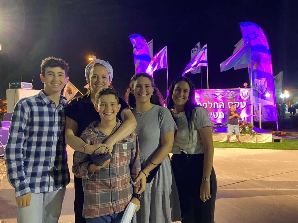 כשהתקדם לתפקיד מח"ט כבר לא היה צריך לשהות הרבה בבסיס קדמי. הילה לוי והילדים בטקס המינוי של אורי למח"ט חטיבה 5. | באדיבות המצולמת