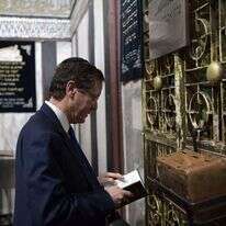 הנשיא הרצוג במערת המכפלה. | עמוס בן־גרשום, לע"מ