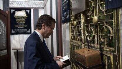 הנשיא הרצוג במערת המכפלה. | עמוס בן־גרשום, לע"מ