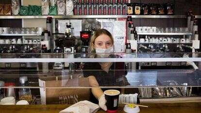 המס על כוסות נייר יופחת. אילוסטרציה. | נתי שוחט, פלאש 90