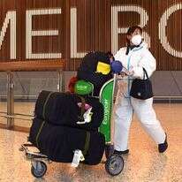 תיירת בשדה התעופה במלבורן, אוסטרליה, השבוע. | AFP