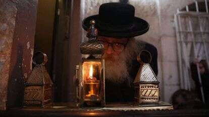 הדלקת נרות חנוכה במאה שערים. | EPA