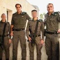 ניצב אמיר כהן עם לוחמי מג"ב שנטרלו את המחבל במעמד החזרת הנשקים. | דוברות המשטרה ניצב אמיר כהן עם לוחמי מג"ב שנטרלו את המחבל במעמד החזרת הנשקים. | דוברות המשטרה