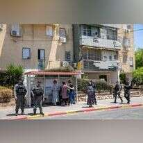 כוחות מג"ב עם תושבים בלוד. | יוסי אלוני