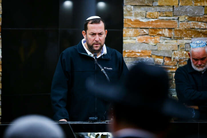 ראש המועצה האזורית שומרון יוסי דגן סופד לילדי משפחת מעודד. | פלאש90