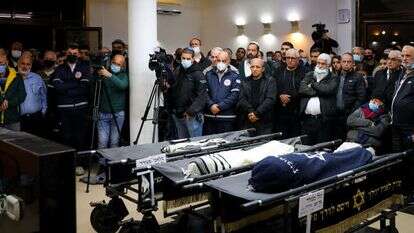 הלווייתם של ילדי משפחת מעודד שנהרגו בתאונת דרכים בשומרון. | פלאש90