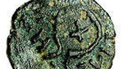 מטבע מימי הורדוס שנמצא בירושלים, X הכהונה מופיע באות נזר המלוכה. | רשות העתיקות