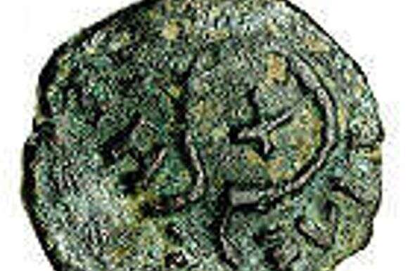 מטבע מימי הורדוס שנמצא בירושלים, X הכהונה מופיע באות נזר המלוכה. | רשות העתיקות מטבע מימי הורדוס שנמצא בירושלים, X הכהונה מופיע באות נזר המלוכה. | רשות העתיקות