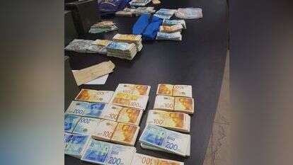 חלק מהכסף שנתפס. | דוברות המשטרה