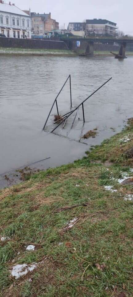 החנוכייה שהושלכה לנהר. | הרב מנדל וילהלם