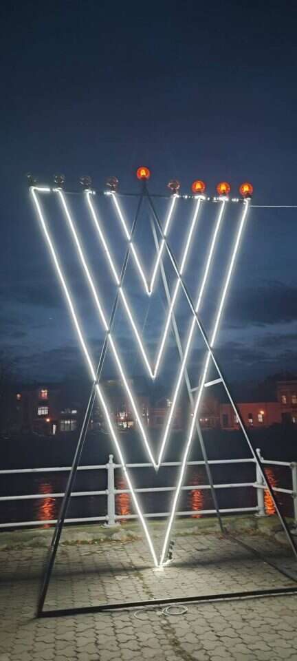 החנוכייה לפני האירוע האנטישמי. | הרב מנדל וילהלם