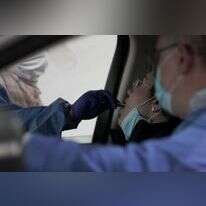 אחות מבצעת בדיקת קורונה במתחם בירושלים. | EPA