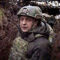 נשיא אוקראינה ולדימיר זלנסקי מבקר בקו הגבול עם רוסיה. | EPA