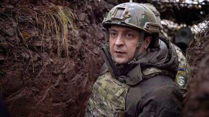 נשיא אוקראינה ולדימיר זלנסקי מבקר בקו הגבול עם רוסיה. | EPA