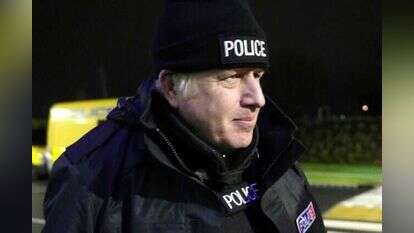 בוריס ג'ונסון מחופש לשוטר. | AFP