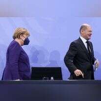 קנצלר גרמניה הנכנס אולף שולץ והקנצלרית היוצאת אנגלה מרקל. | EPA