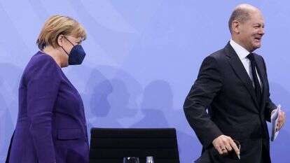 קנצלר גרמניה הנכנס אולף שולץ והקנצלרית היוצאת אנגלה מרקל. | EPA קנצלר גרמניה הנכנס אולף שולץ והקנצלרית היוצאת אנגלה מרקל. | EPA